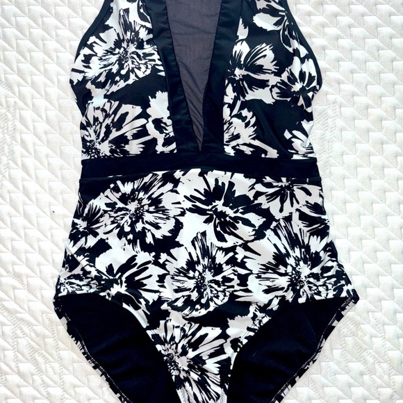 One-piece black & white with black mesh insert Size Medium - Picture 1 of 14